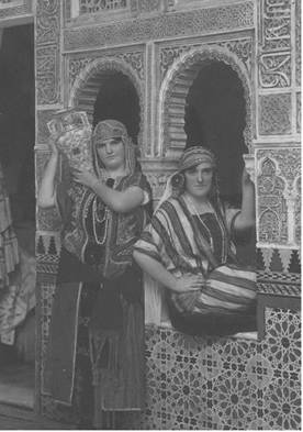 Con su hermana Tete, en el a�o 1.930.