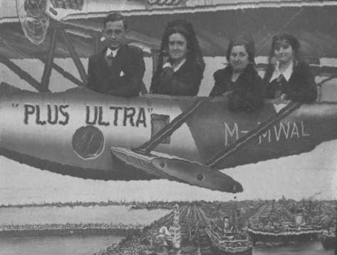 En la Feria de novios, con su madre y hermana Tete en 1.925.