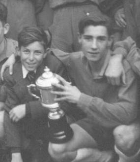 En Puerto Real, Trofeo de f�tbol con su hermano Cote, a�o 1952.