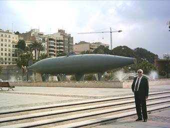 Junto al submarino Peral en el paseo del muelle