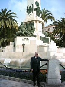 En el monumento a los H�roes de Cavite