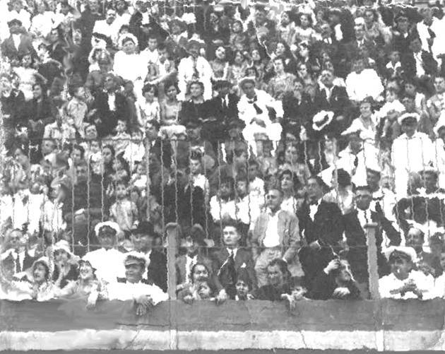 De pie entre el p�blico en una corrida de toros. Cartagena 1940
