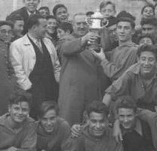 En el a�o 1.955. Trofeo de f�tbol en Puerto Real.