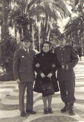 Con Luisa y Gonzalo en Alicante, a�o 1971.
