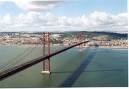 Puente 25 de Abril sobre el rio Tajo en Lisboa.