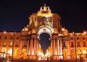 Vista nocturna del arco en la Plaza del Comercio en Lisboa.