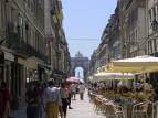 Calle y arco de Plaza del Comercio en Lisboa.