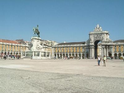 Vista amplia de la Plaza del Comercio en Lisboa.